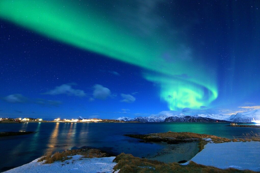 Et bilde av nordlyset i Tromsø fotografert av John Huang. Bildet er hentet fra Pixabay og er brukt i artikkelen fem ting du kanskje har hørt om nordlyset som ikke stemmer!