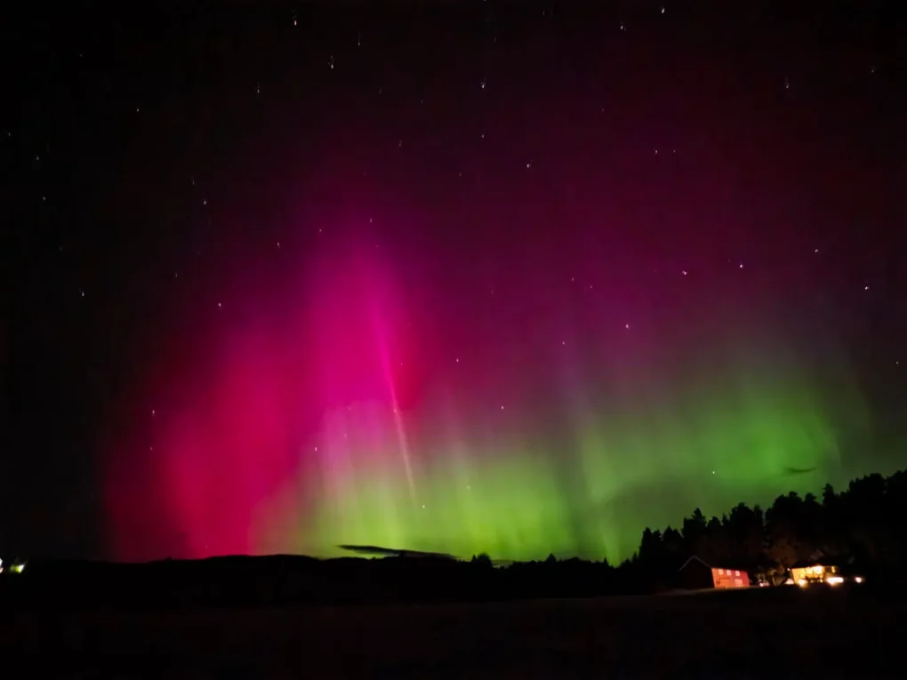 Hva er en kannibalstorm? 2 Bilde av nordlyset over Øvre Eiker i flotte farger. Foto: Emil-RN